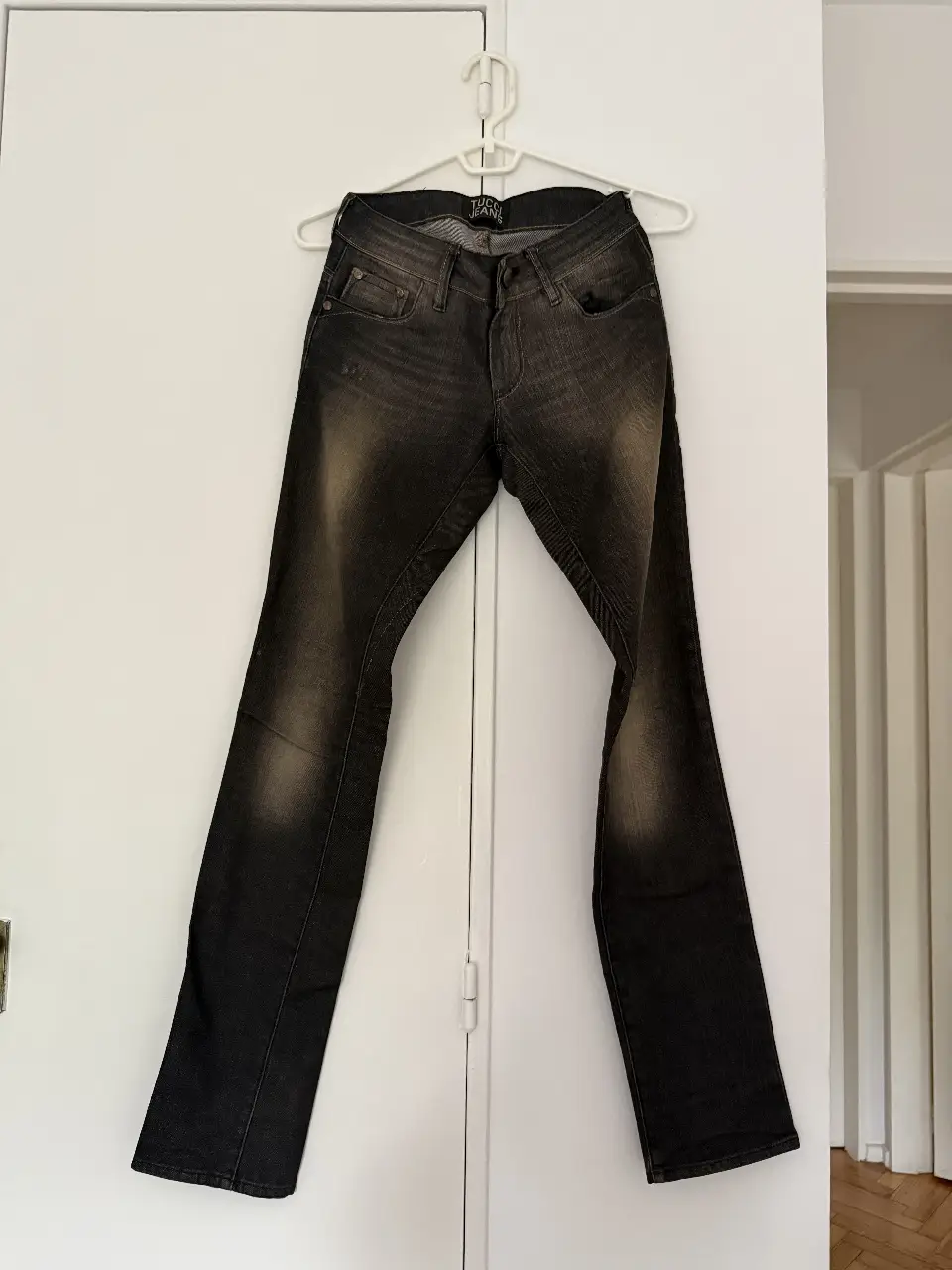 Jeans rectos de mujer vintage, color gris oscuro con efecto gastado. Marca Tucci Jeans, talle 21. Medidas: cintura 32 cm, cadera 37 cm, largo 76 cm, ancho de bota 14 cm y muslo 20 cm. 