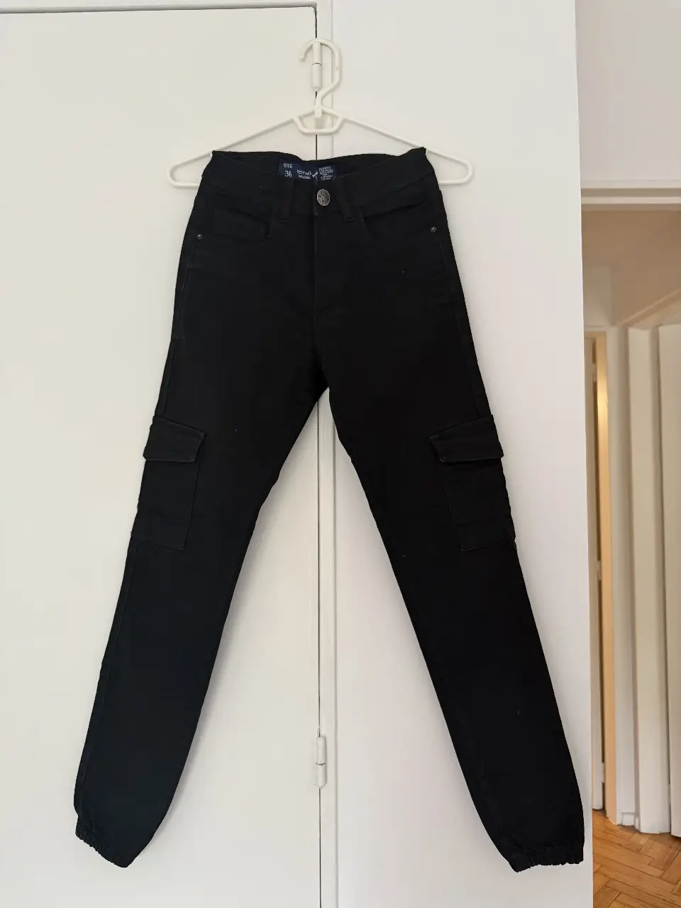 Pantalón cargo negro para mujer chupin, con bolsillos laterales y ajuste en los tobillos. Ideal para un look casual y moderno. Medidas aproximadas, es talle 36