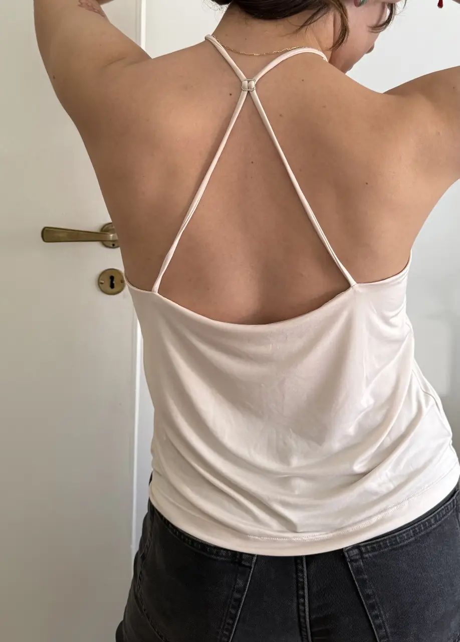Top halter de color rosa crudo muy clarito, ideal para un look casual y fresco. Confeccionado con un tejido suave y ligero, este top es perfecto para el verano. Su diseño simple y elegante lo convierte en una prenda versátil para combinar con jeans o faldas.