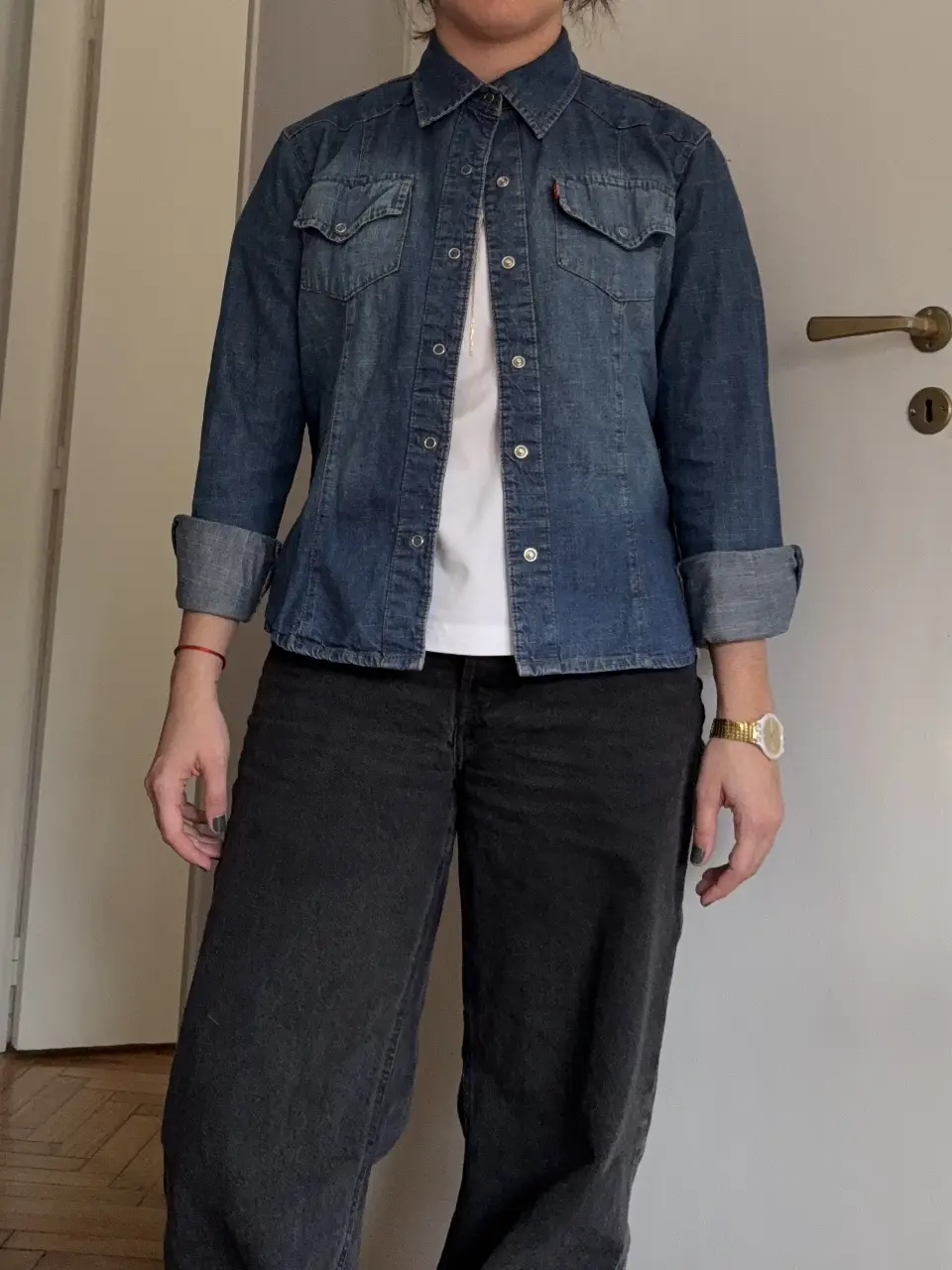 Campera de jean azul, estilo camisa, con dos bolsillos en el pecho y el logo de la marca en uno de ellos. Ideal para un look casual y versátil.