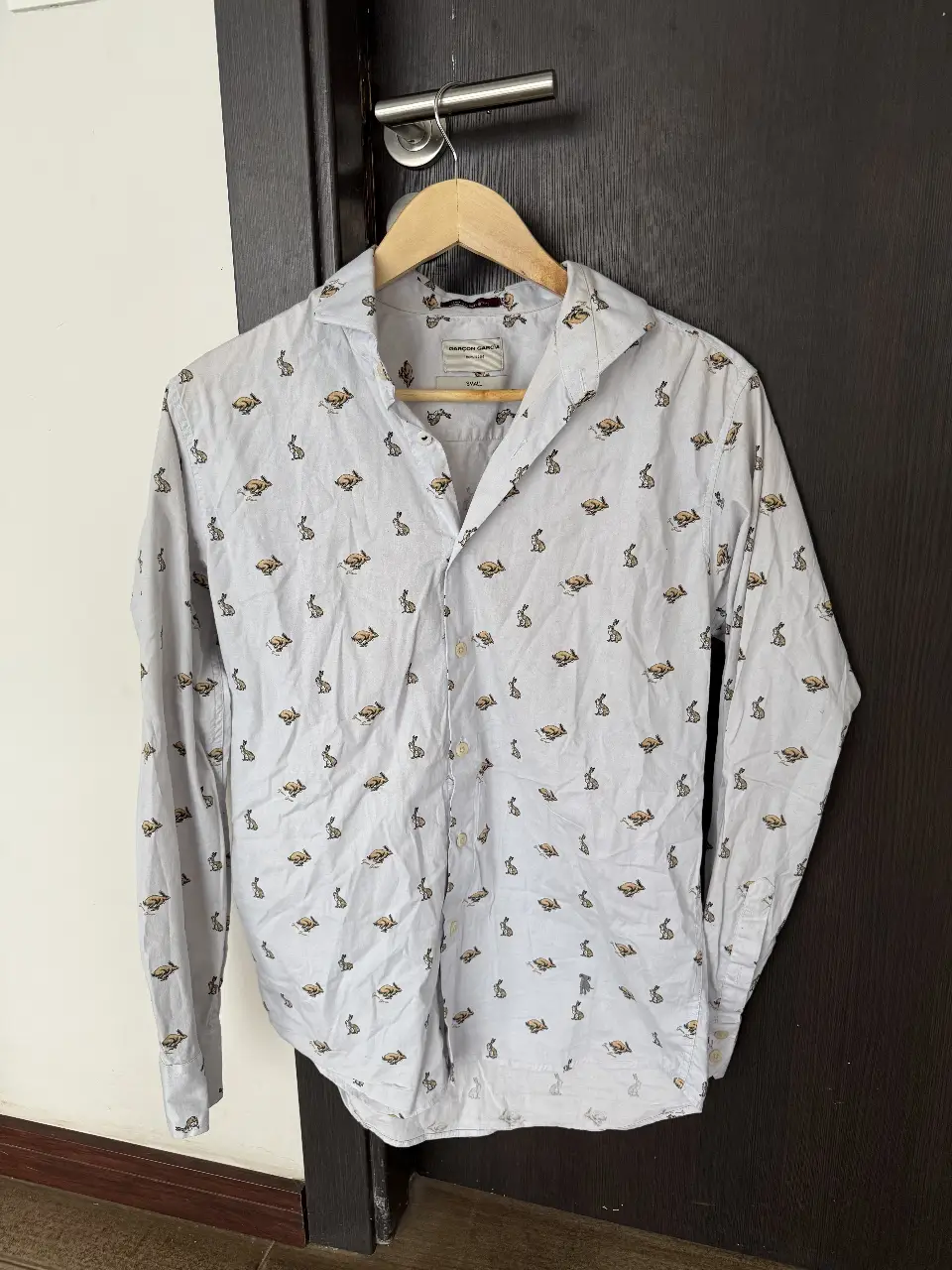 Camisa estampada de hombre, con estampado de conejos. Marca Garçon García. Talle Small.