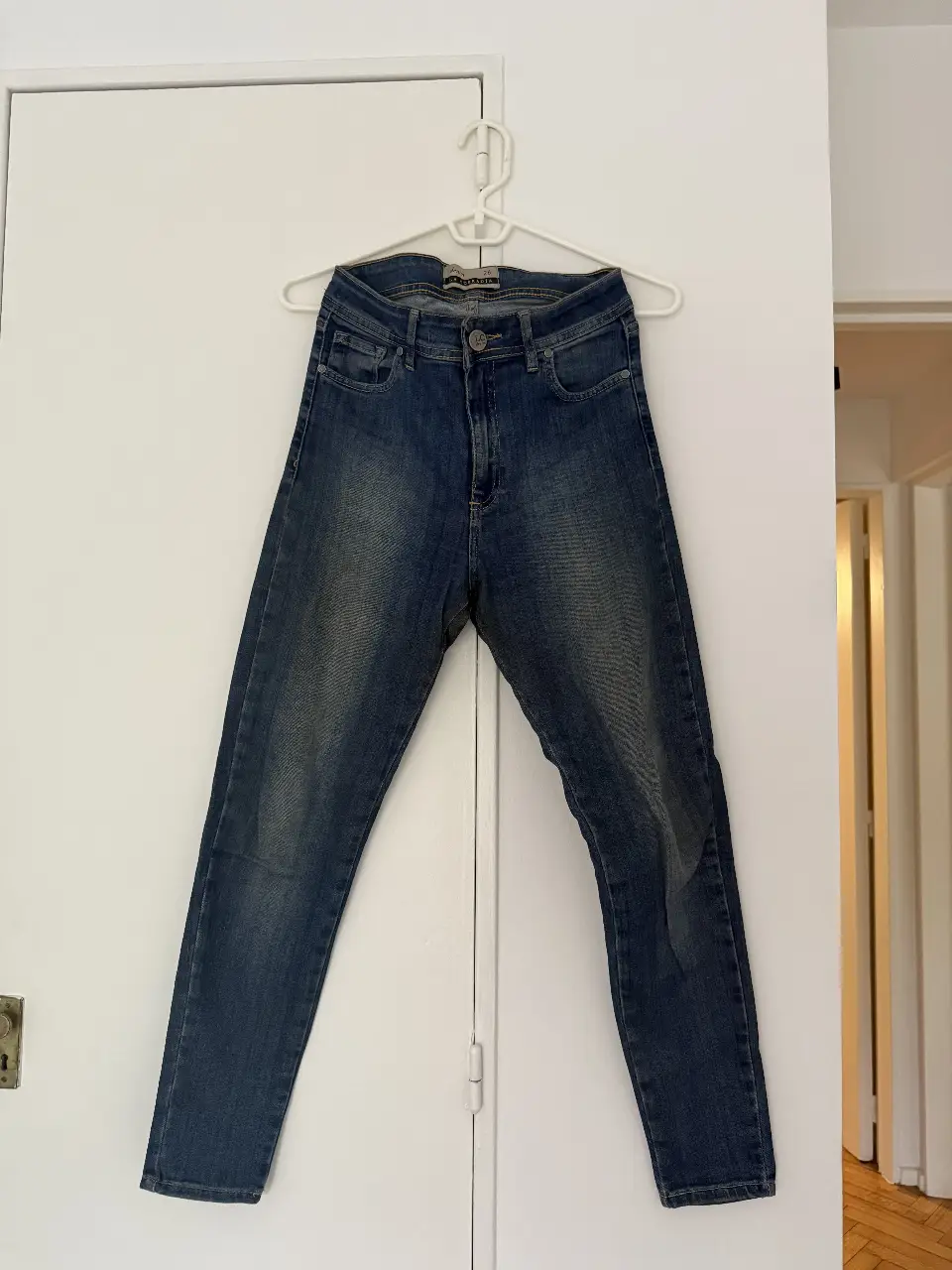 Jeans de mujer tiro alto, color azul, de la marca La Cofradia, talle 26. Corte clásico, ideal para un look casual. Medidas aproximadas: cintura 34cm, cadera 41cm, entrepierna 63cm, muslo 20cm y ancho de bota 11cm