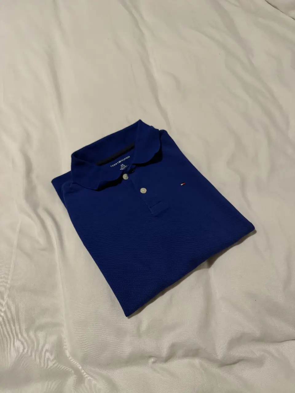 Chomba polo azul de niño, Tommy Hilfiger. Confeccionada en tela piqué, con cuello y detalles clásicos. Ideal para un look casual y elegante. TALLE PARA NIÑOS DE 12 A 14 AÑOS