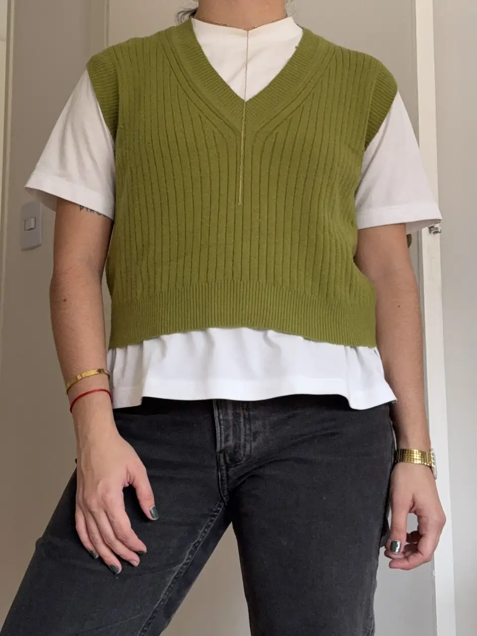 Chaleco tejido de punto en color verde, con cuello en V. Ideal para combinar con camisas o remeras.