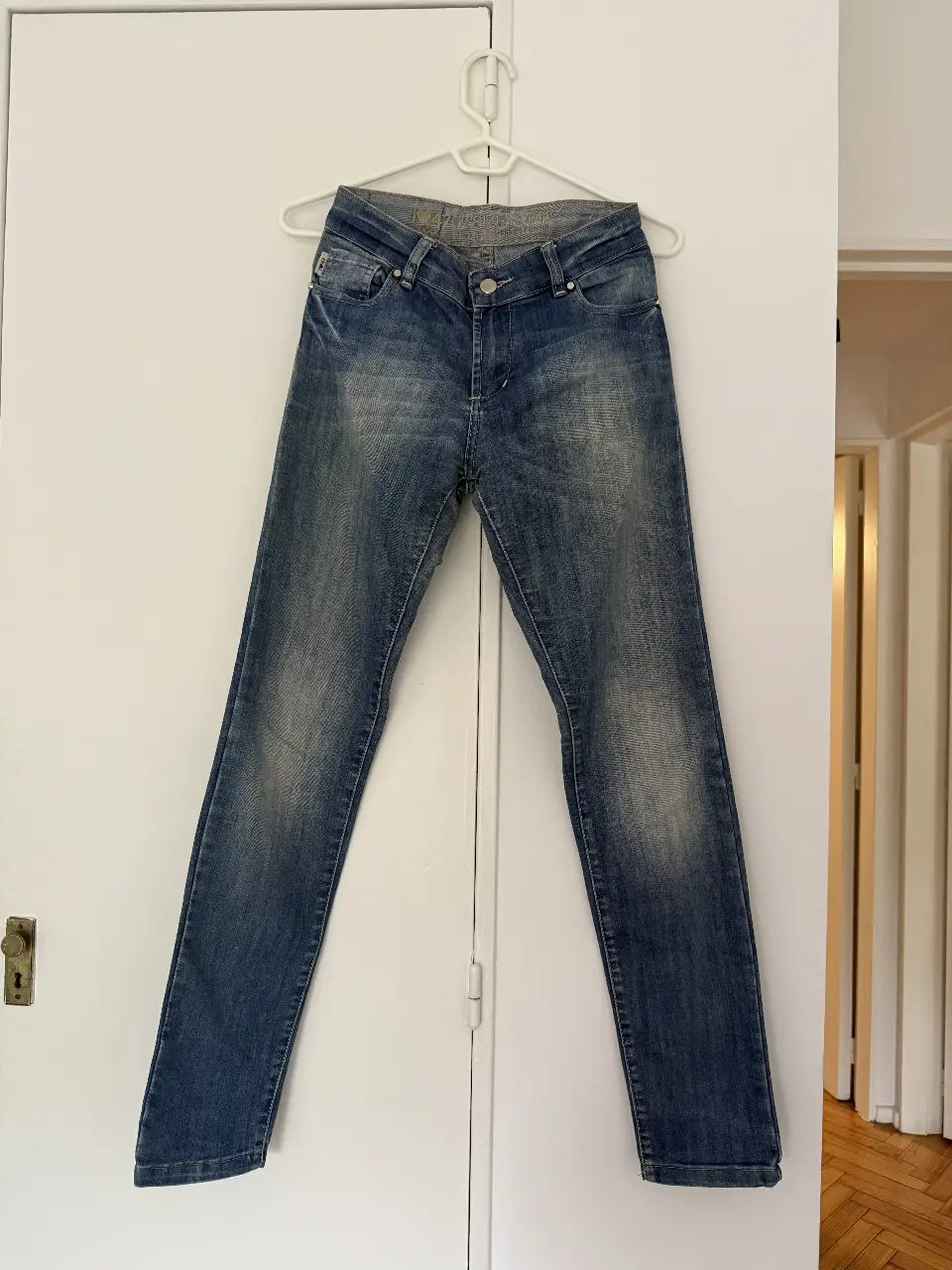 Jeans rectos de mujer, color azul gastado. Talle 25/41. Ideal para un look casual y cómodo. Medidas aproximadas: cintura 32cm, cadera 38cm, entrepierna 72cm, ancho de bota 15cm y muslo 21cm