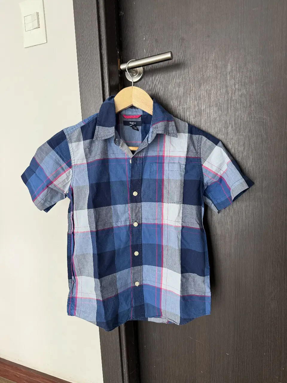 Camisa a cuadros para niño, manga corta, con botones y cuello. Ideal para un look casual y cómodo. Para niños de 8/9 años. 