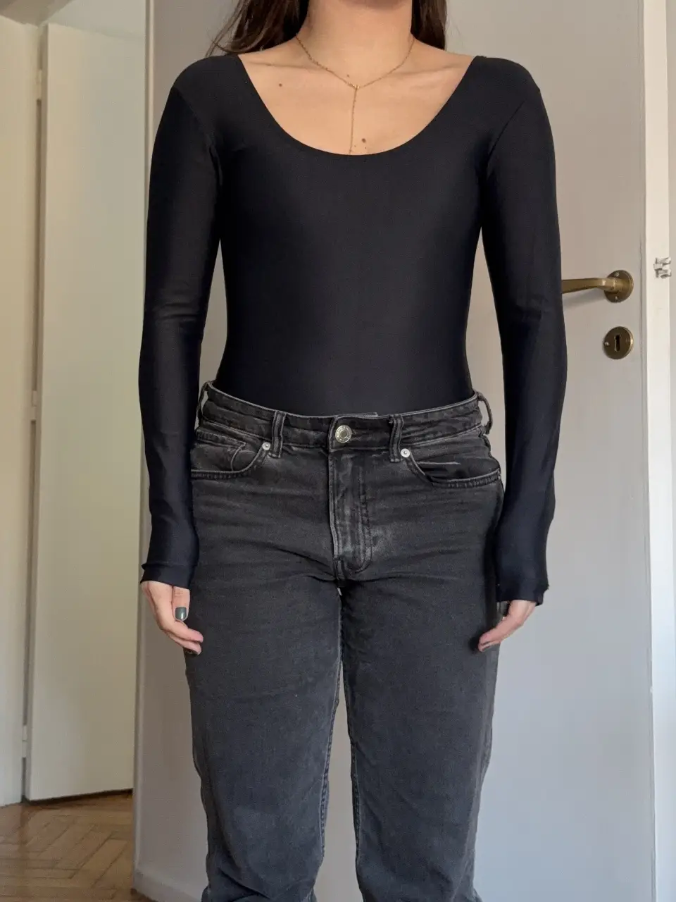 Body negro de manga larga, ideal para un look elegante y versátil. Perfecto para combinar con jeans o pantalones de vestir. Diseño ajustado y cómodo.