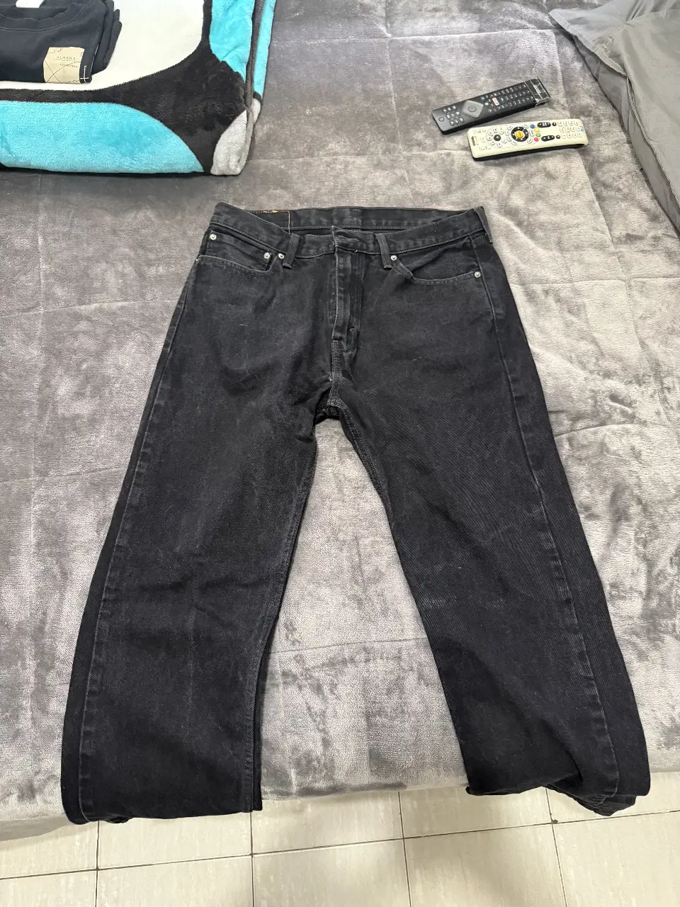 Jeans Levi's 505 negro, talle 36x32. Clásico corte recto, ideal para un look casual y versátil. Perfecto para combinar con cualquier outfit.