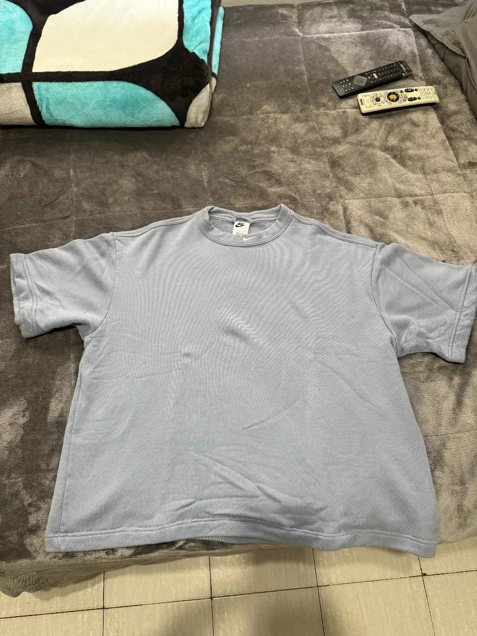 Buzo de cuello redondo Nike en color celeste, ideal para un look casual y cómodo. Confeccionado en un tejido suave y ligero, perfecto para el día a día.