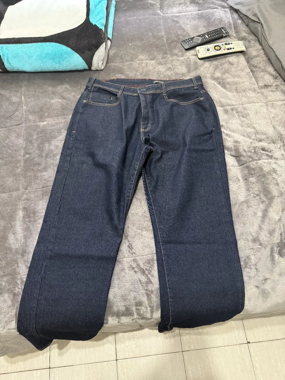 Jeans rectos de hombre, color azul oscuro, con etiqueta de la marca Marfinno. Talle 48.
