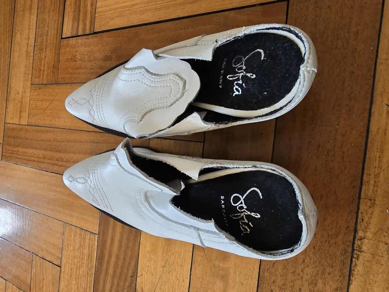 Botas bajas de cuero blanco con detalles bordados y diseño de botín vaquero. Ideales para un look casual con un toque western.