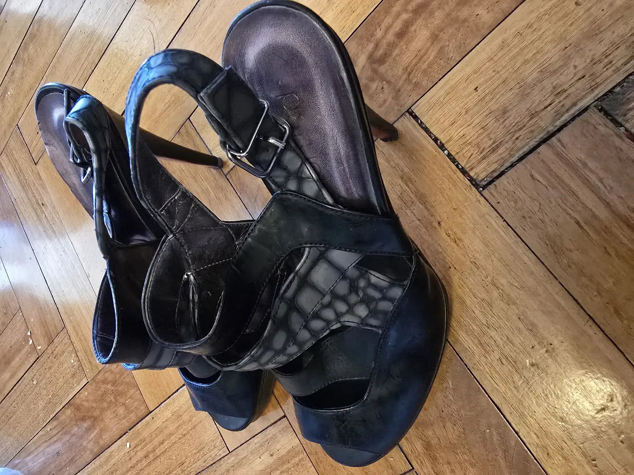 Sandalias de taco alto negras con detalles de diseño. Ideales para eventos y salidas.