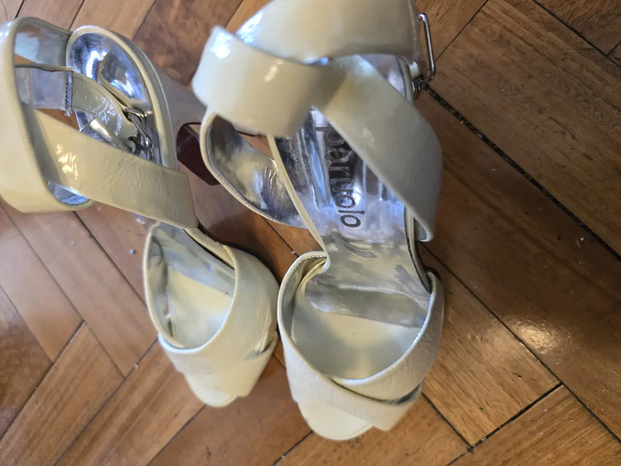 Sandalias de mujer color crudo con detalles de diseño. Ideales para complementar cualquier look de verano.