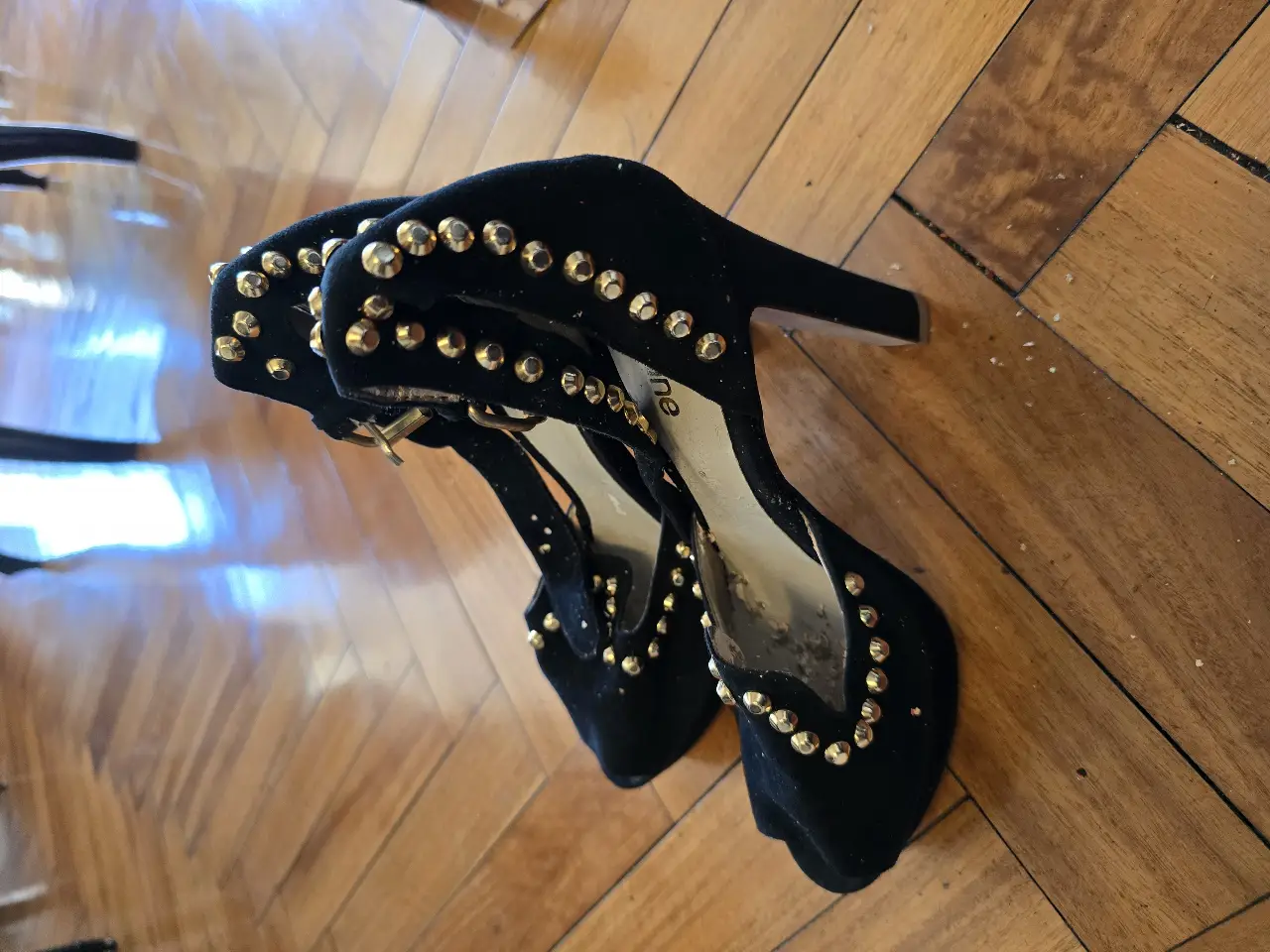 Hermosos tacos negros con detalles dorados. Ideales para una fiesta o evento especial. Diseño elegante y sofisticado.