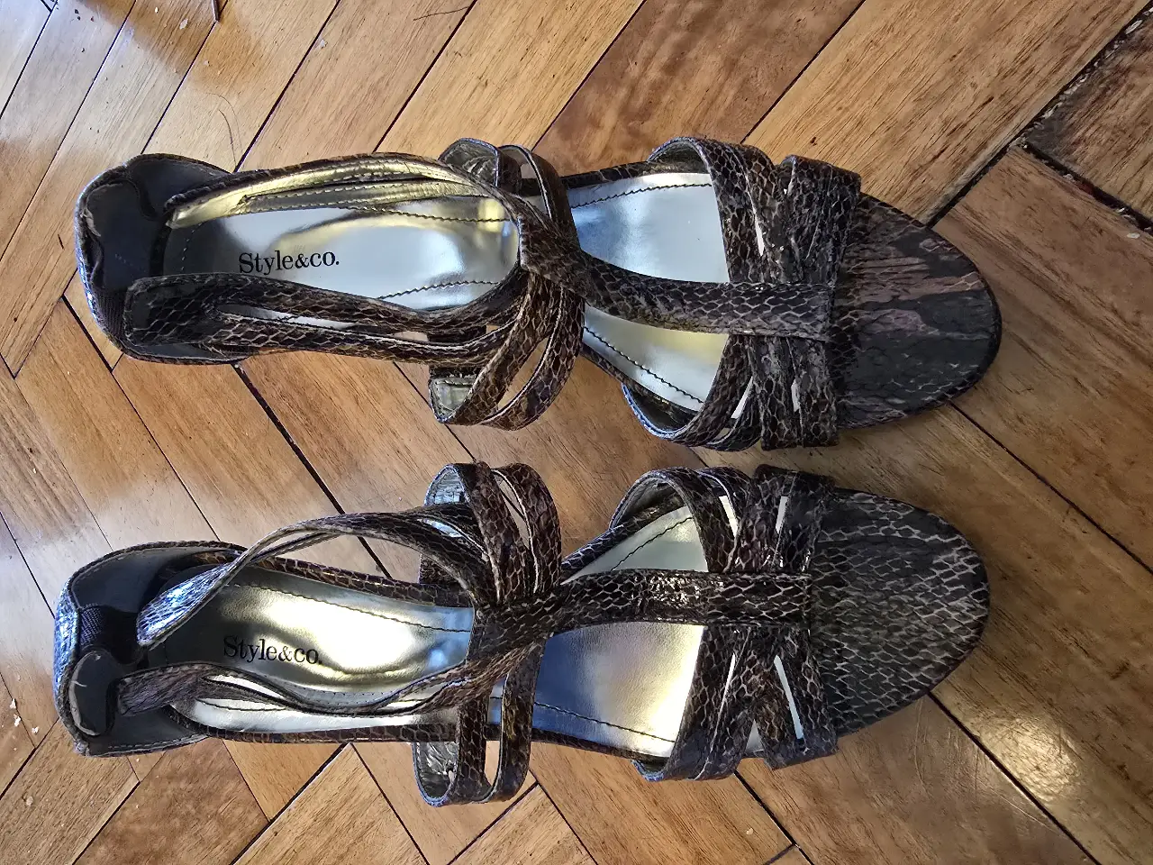 Sandalias de taco alto con diseño de piel de serpiente. Ideales para eventos especiales o para darle un toque sofisticado a tu look.