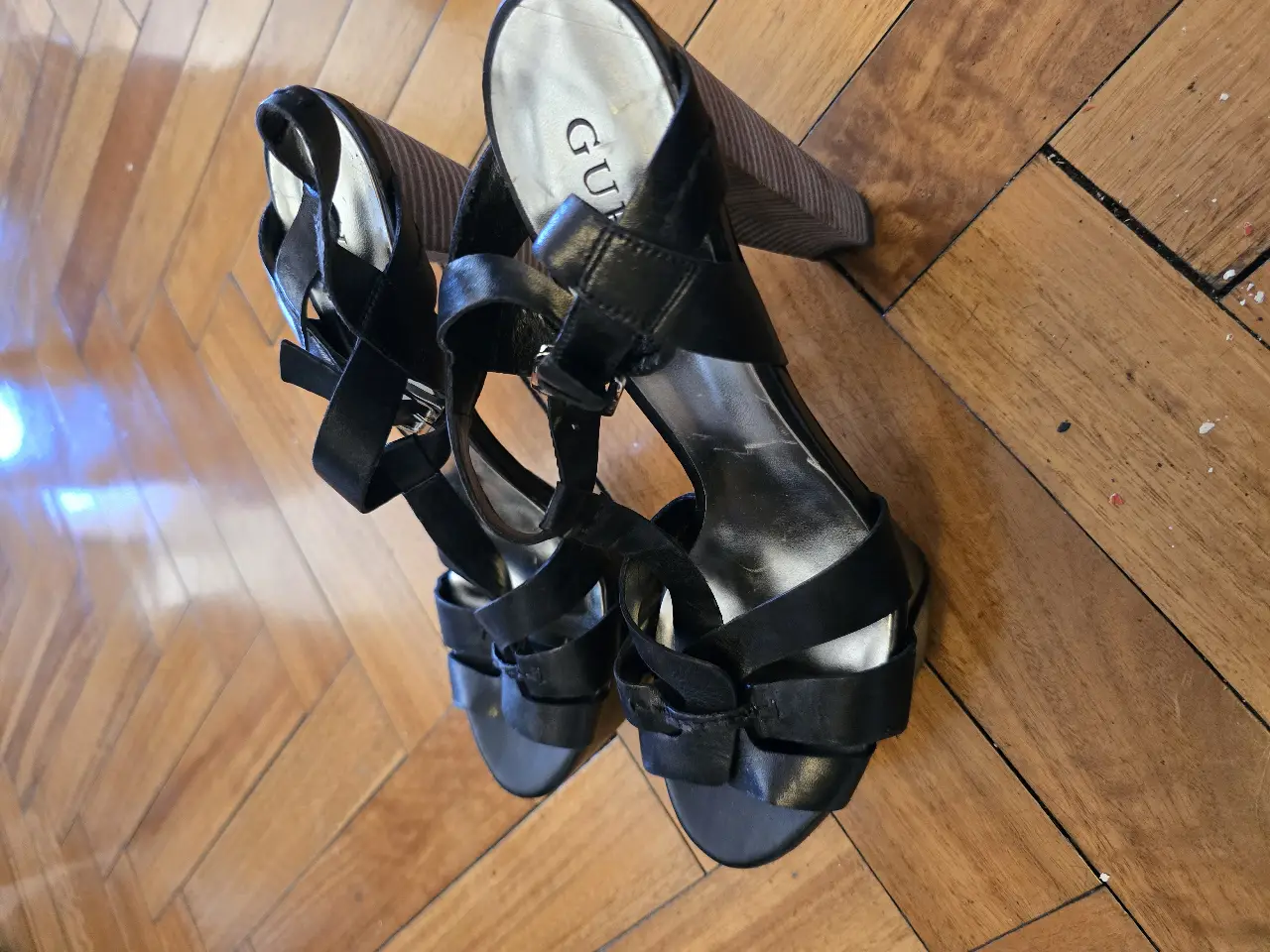 Sandalias Guess negras con taco. Diseño elegante y moderno, ideales para complementar cualquier look de fiesta o salida.
