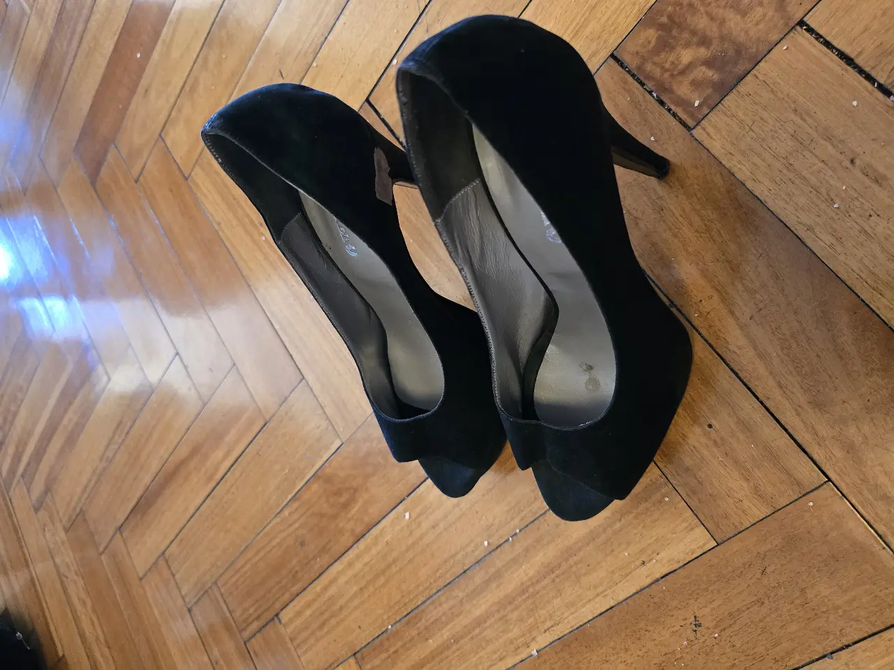 Elegantes tacos negros de gamuza, ideales para fiestas y eventos formales. Diseño clásico con taco fino y punta abierta perfectos para complementar cualquier outfit sofisticado.