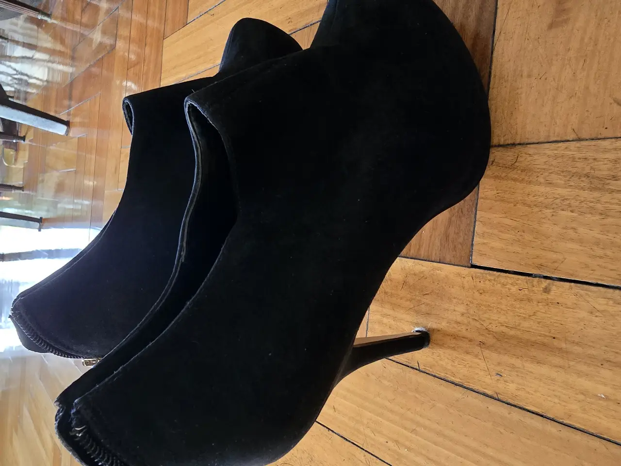 Botines de mujer negros de gamuza con taco fino y cierre lateral. Ideales para un look elegante y sofisticado.