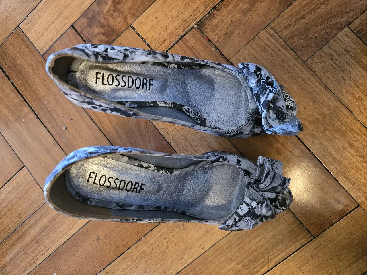 Tacos de mujer con estampado en blanco y negro. Diseño moderno y elegante, ideales para eventos especiales o para darle un toque sofisticado a tu look diario. Marca Flossdorf.