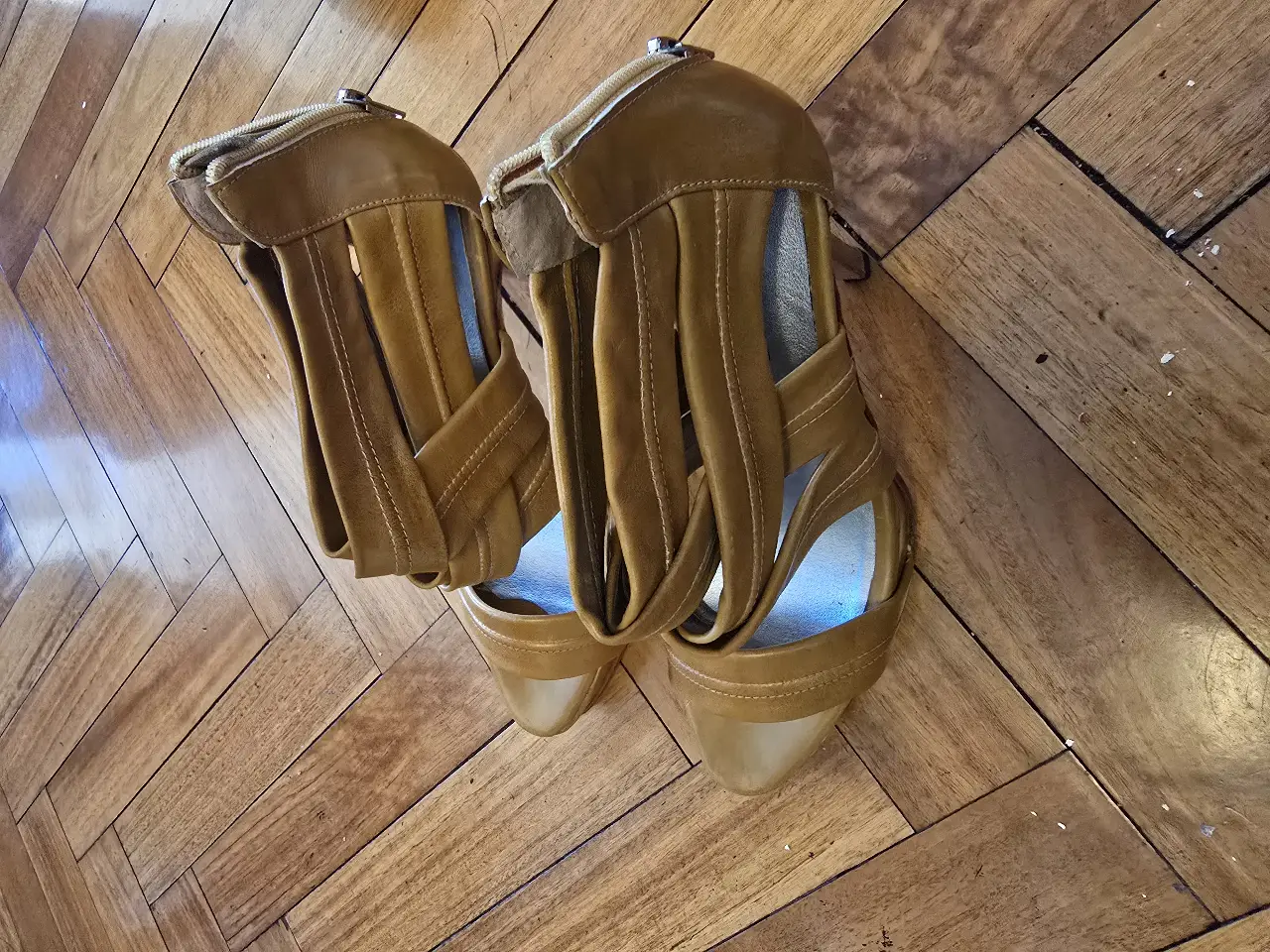 Sandalias de taco alto color marrón con detalles de diseño. Ideales para eventos especiales o para darle un toque sofisticado a tu look diario.