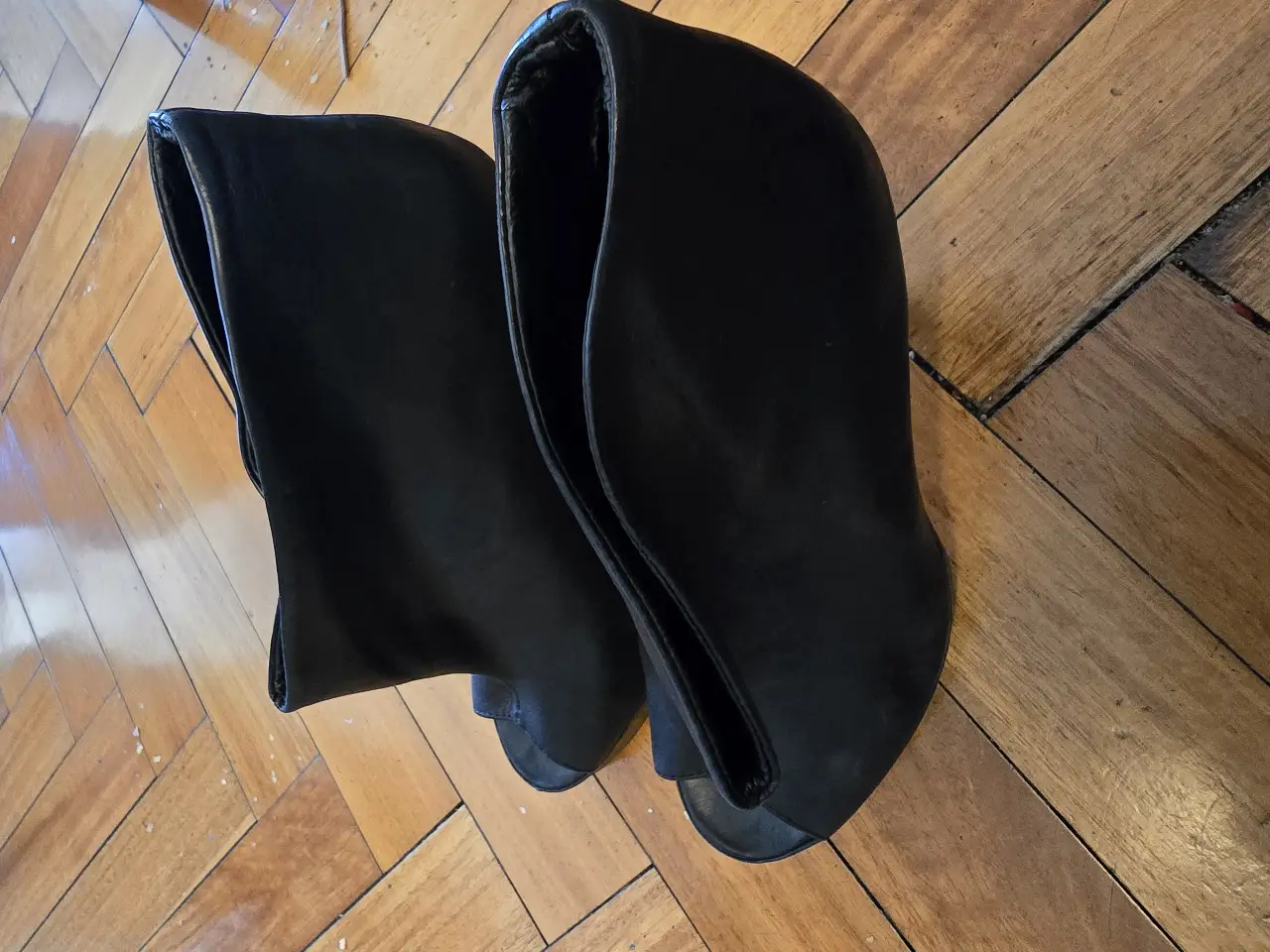 Botines de cuero negro, con diseño moderno y elegante. Ideales para completar cualquier look con estilo y sofisticación.