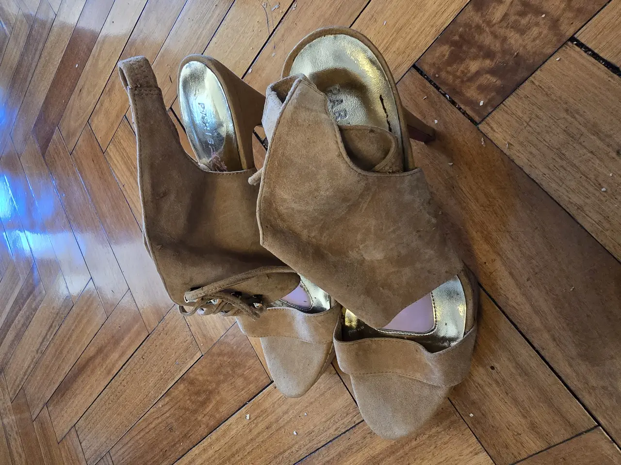 Sandalias de taco alto color crudo, con detalles de tiras y hebillas. Ideales para eventos y fiestas.