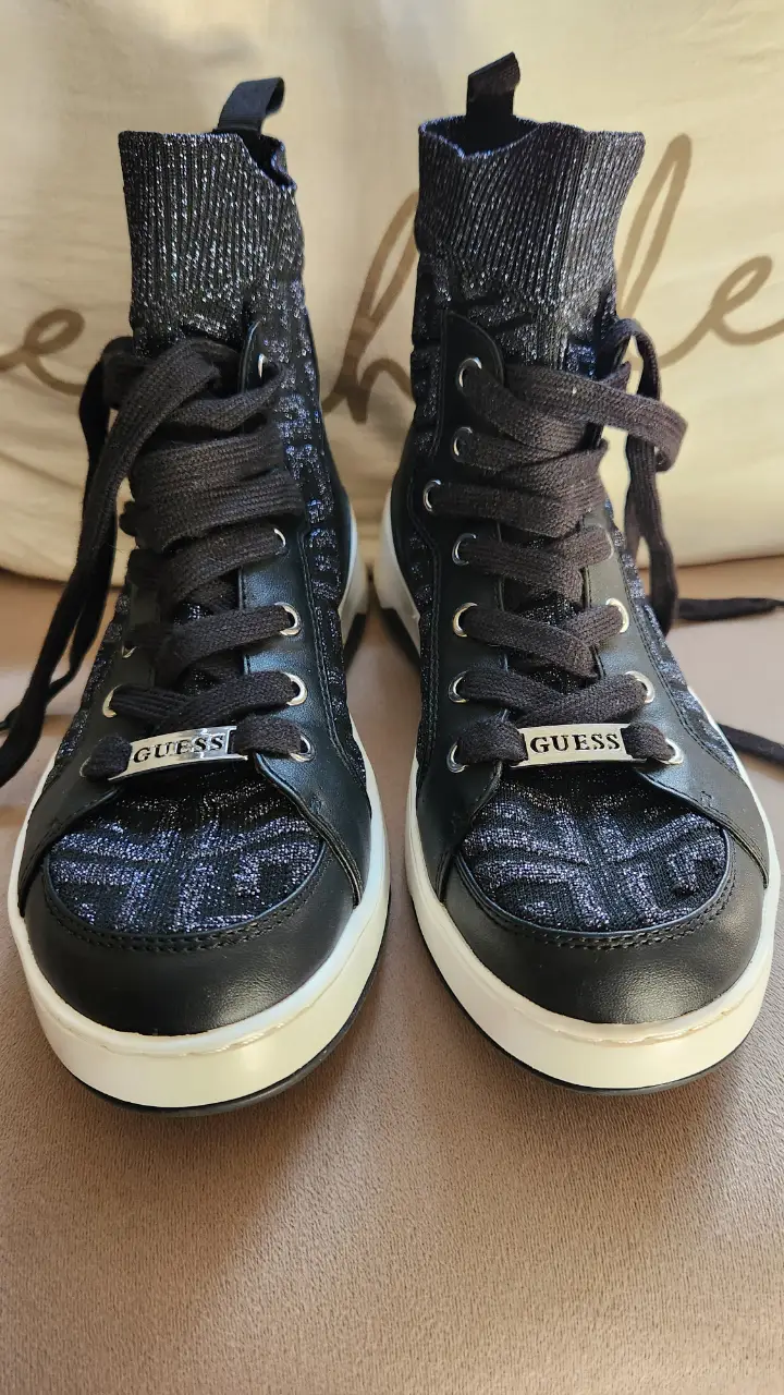 Zapatillas Guess negras de caña alta con detalles brillantes y logo de la marca. Ideales para un look urbano y moderno.
