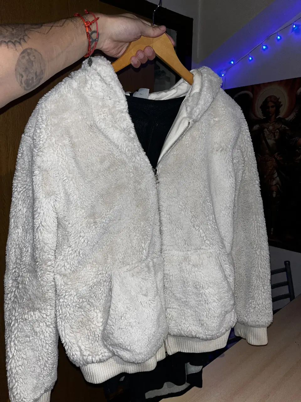 Campera de peluche marca COMPLOT, color blanco, con capucha y bolsillos. Talle L, ideal para un look casual y abrigado. Super abrigada. 