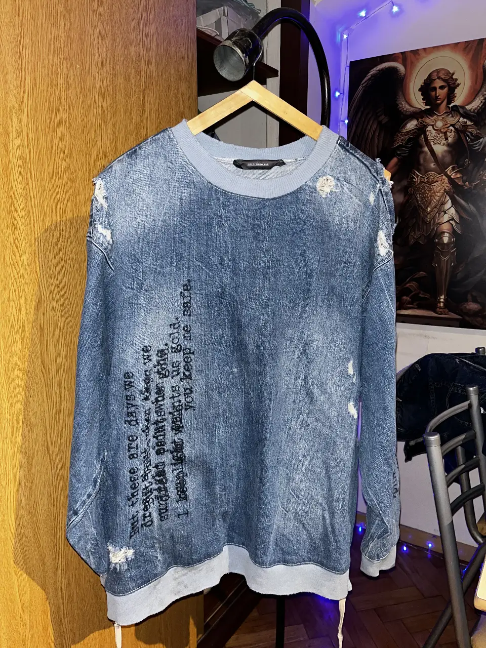 Buzo de hombre ZARA de jean con detalles rotos y frases estampadas. Estilo casual y urbano, ideal para un look moderno y canchero.