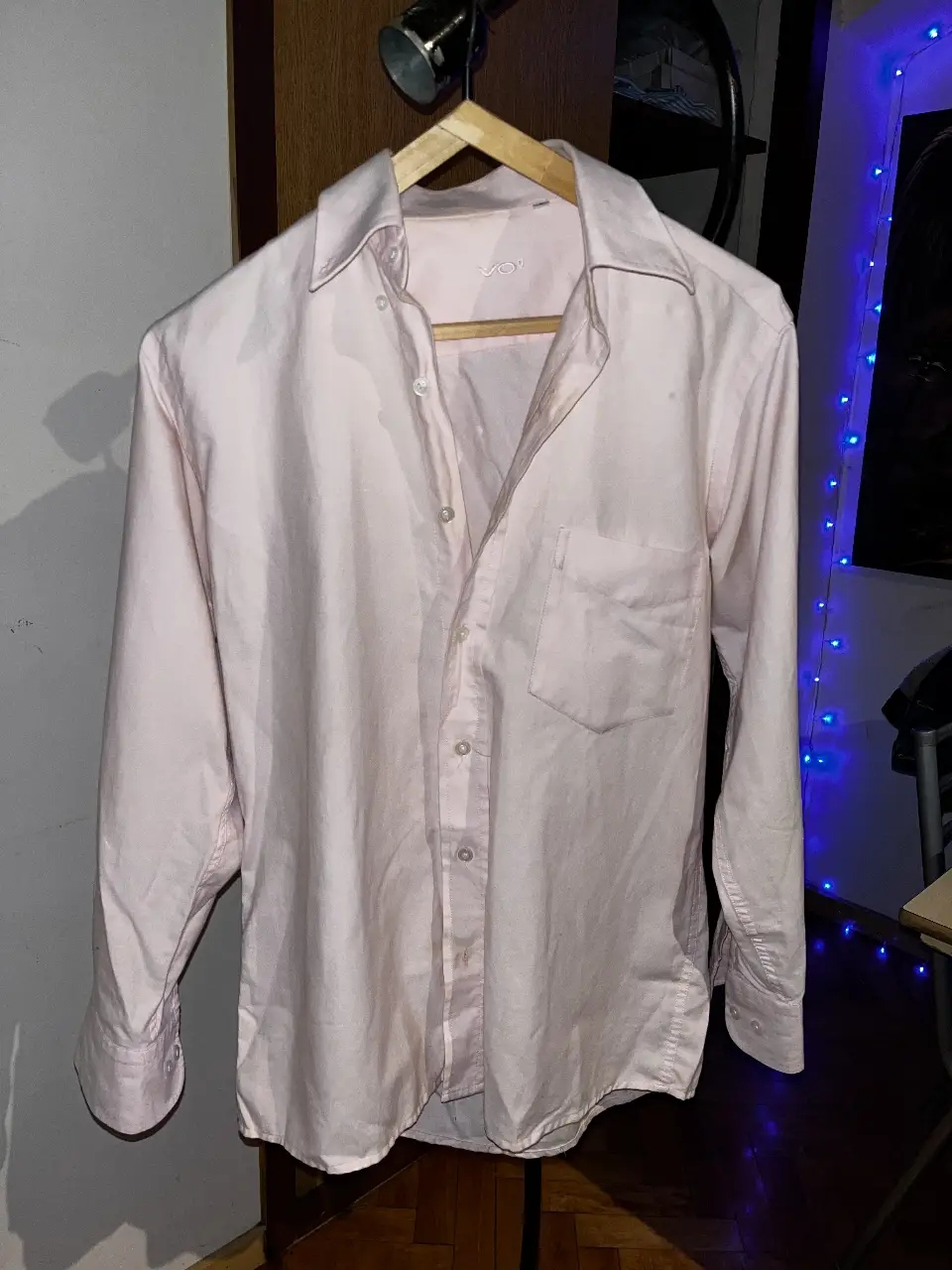 Camisa de hombre color rosa claro, con bolsillo en el pecho y cuello clásico. Ideal para un look casual o semi-formal. Marca VO5 importada colombiana. 