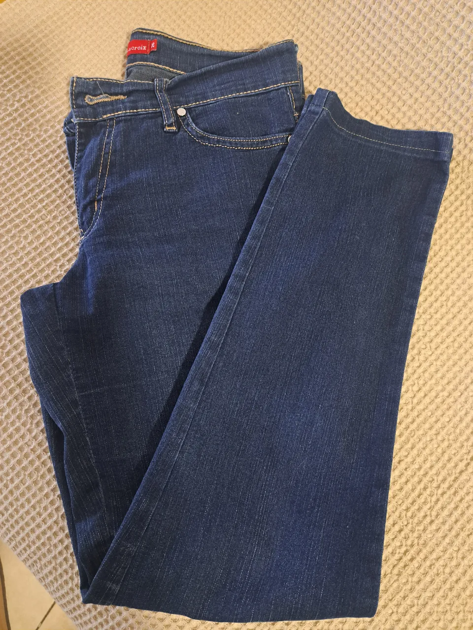 Jeans tiro bajo de corte recto, con detalles de strass en el bolsillo trasero (logo de la marca). Un clásico que no puede faltar en tu guardarropa.