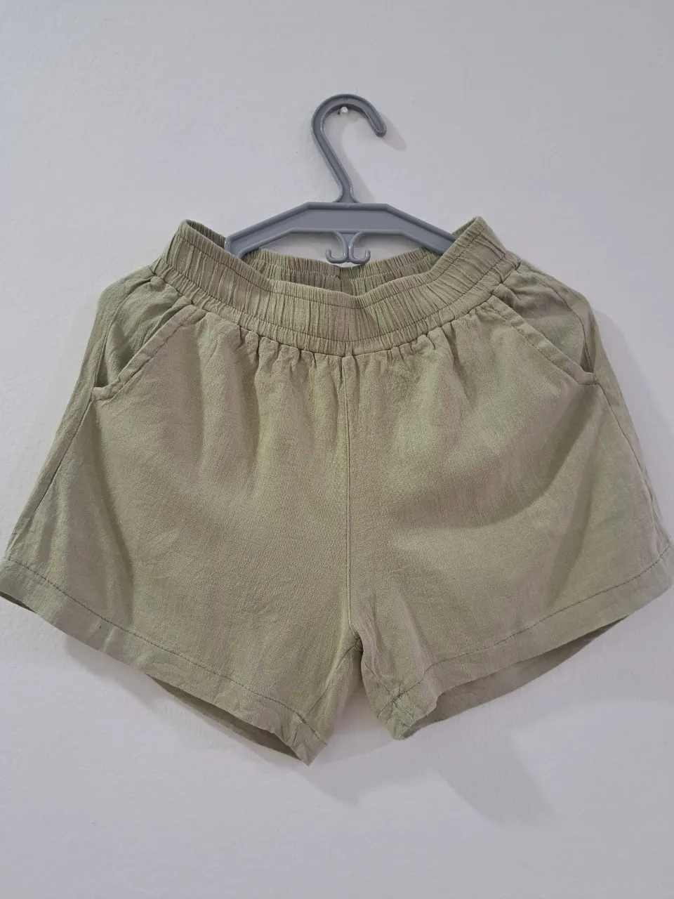 Shorts de lino color verde claro, tiro alto con elástico en la cintura y bolsillos laterales. Ideales para un look casual y fresco. Muy poco uso.