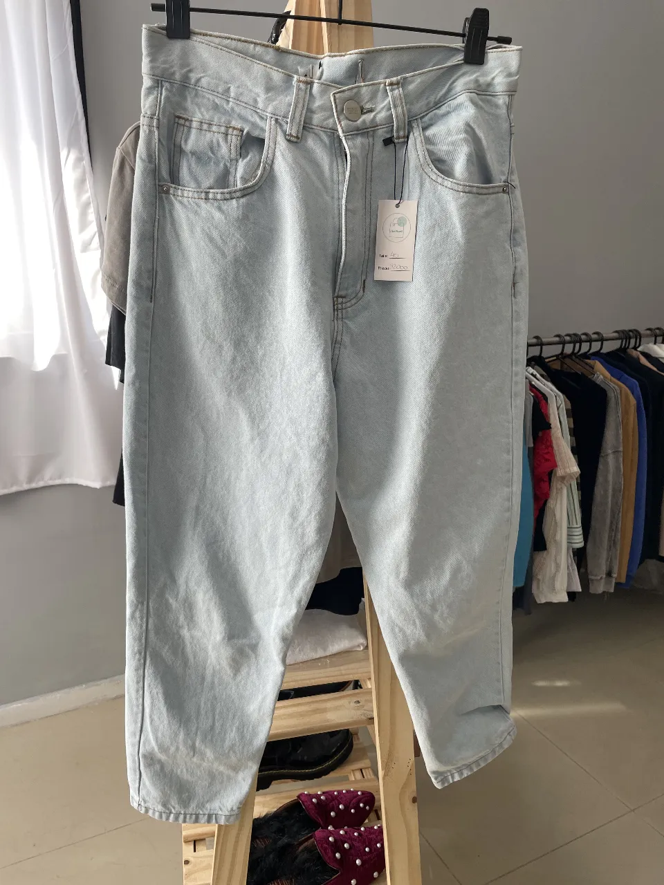 Jeans de mujer tiro alto, corte recto, color celeste claro. Un clásico para cualquier ocasión.