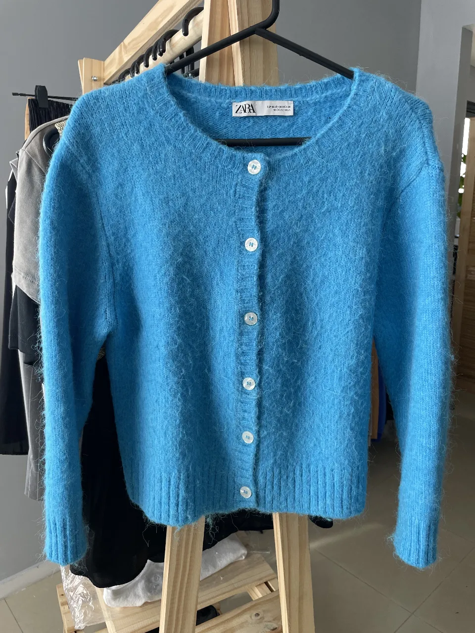 Cardigan de mujer de tejido suave y abrigado, color azul celeste. Ideal para un look casual y cómodo. Marca Zara.