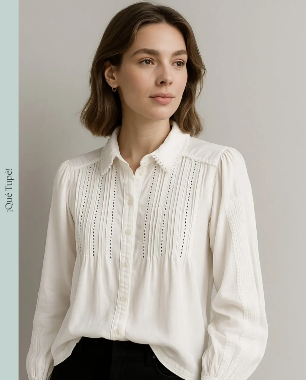 Blusa blanca con detalles de diseño en el frente y mangas. Ideal para un look elegante y sofisticado.