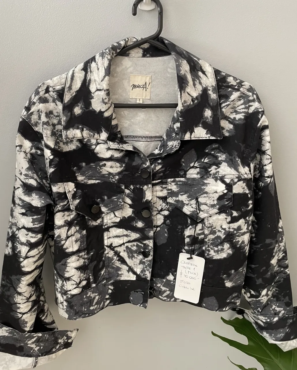 Campera de jean con estampado abstracto en blanco y negro. Corte cropped, ideal para un look moderno y canchero. Perfecta para combinar con jeans o faldas.