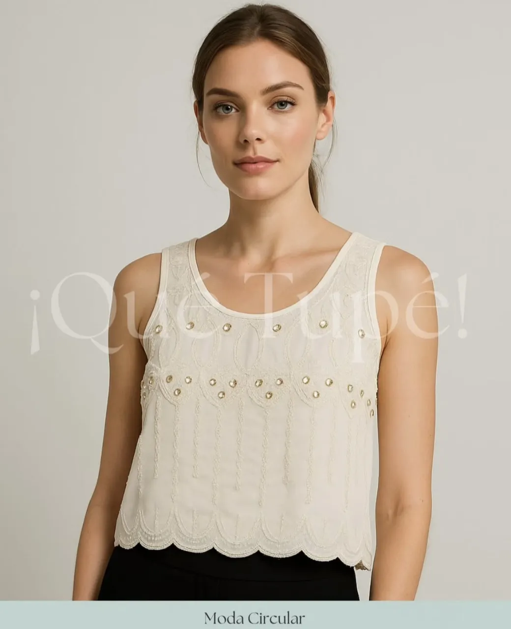 Top de mujer blanco con detalles bordados y apliques brillantes. Ideal para un look elegante y sofisticado.