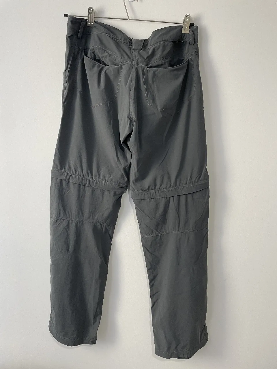Pantalón de trekking convertible en short, de color gris. Marca Salomon, Acti Lite. Ideal para actividades al aire libre.