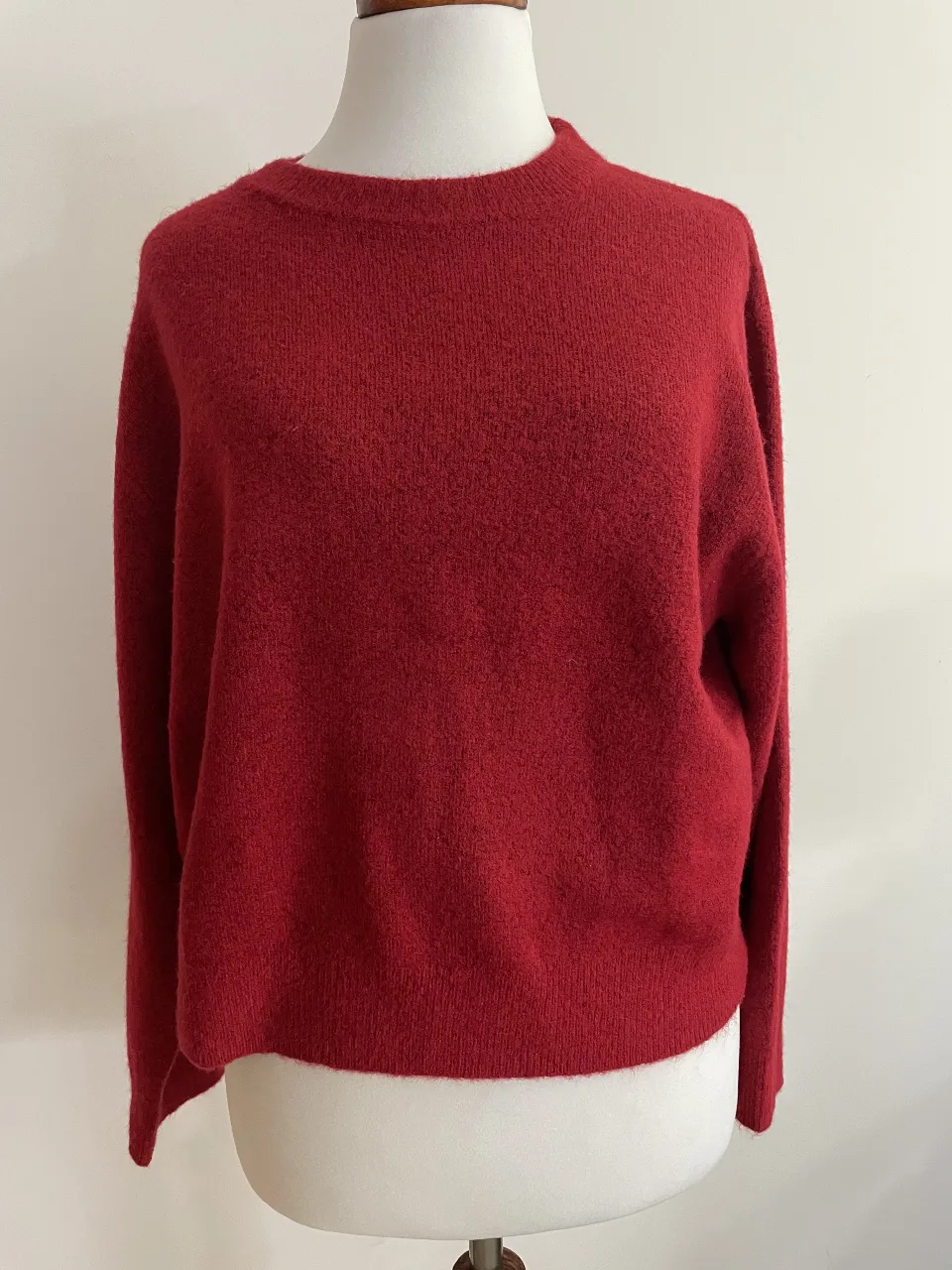 Sweater de cuello alto en color rojo, ideal para el invierno. Perfecto para un look casual y abrigado.