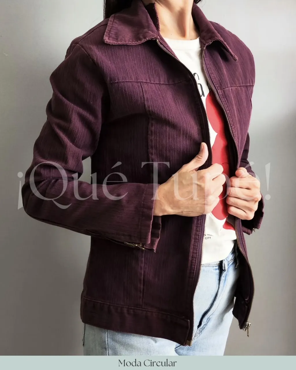 Campera bomber de corderoy color borgoña, con cierre y cuello solapa. Ideal para un look casual y canchero.