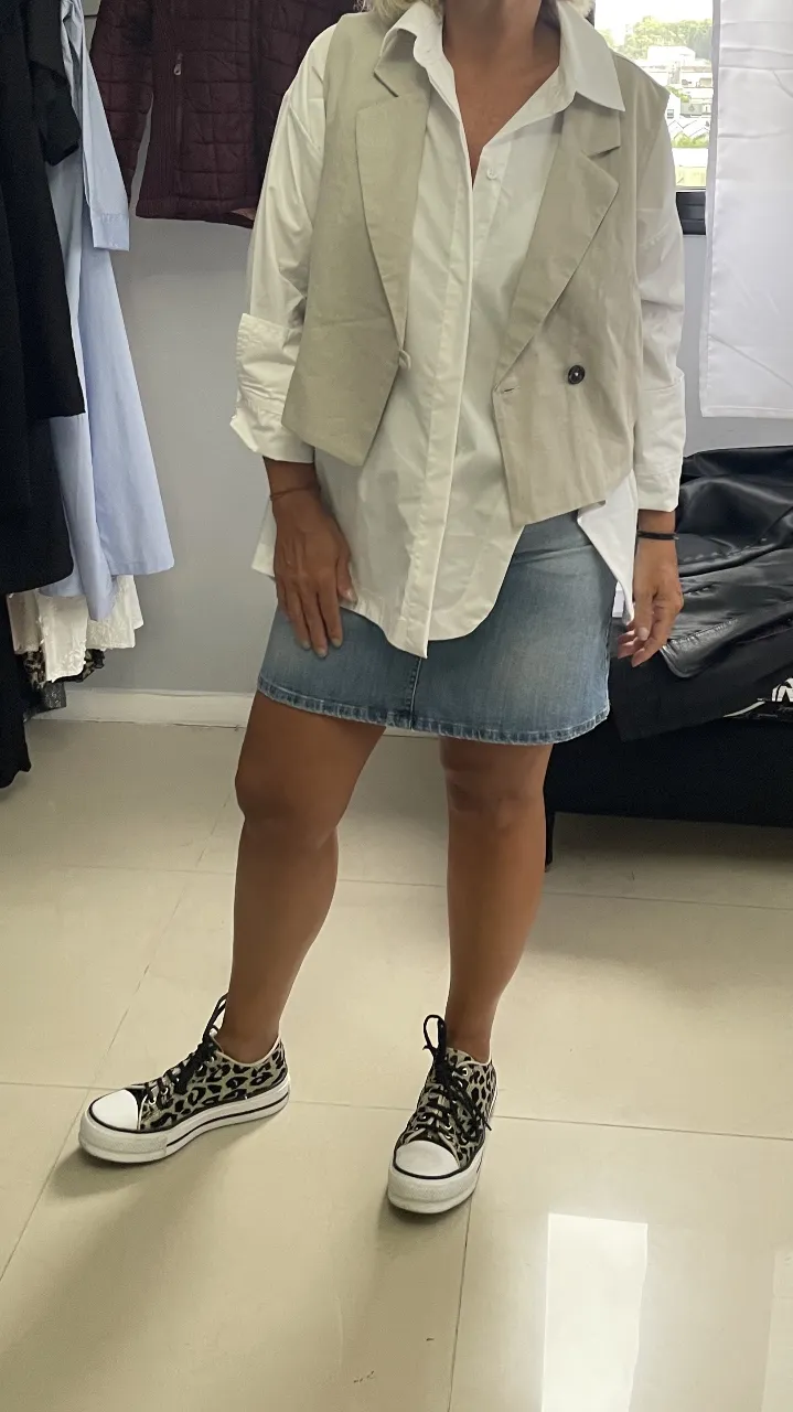 Chaleco sastrero color crudo, ideal para combinar con camisas y faldas o pantalones. Perfecto para un look elegante y moderno.