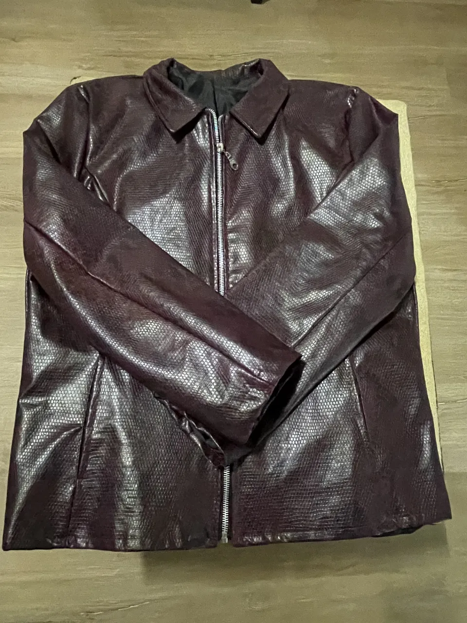 Campera biker de cuero sintético con estampado de serpiente en color borgoña. Cierre frontal y cuello con solapas. Ideal para un look audaz y moderno.