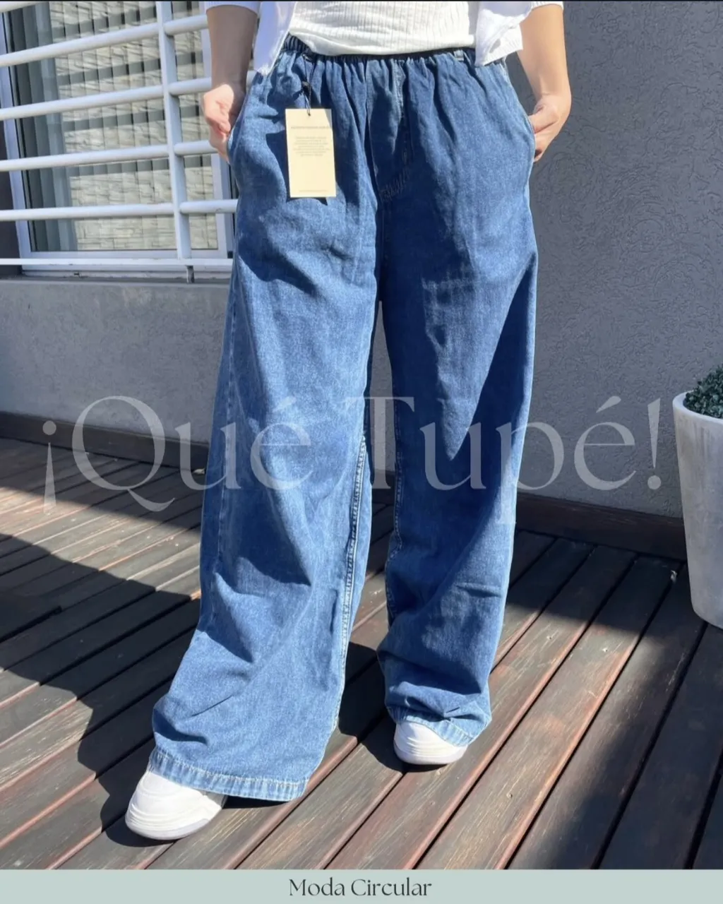 Pantalón de jean azul, tiro alto, con cintura elastizada y bolsillos amplios. Ideal para un look casual y cómodo.