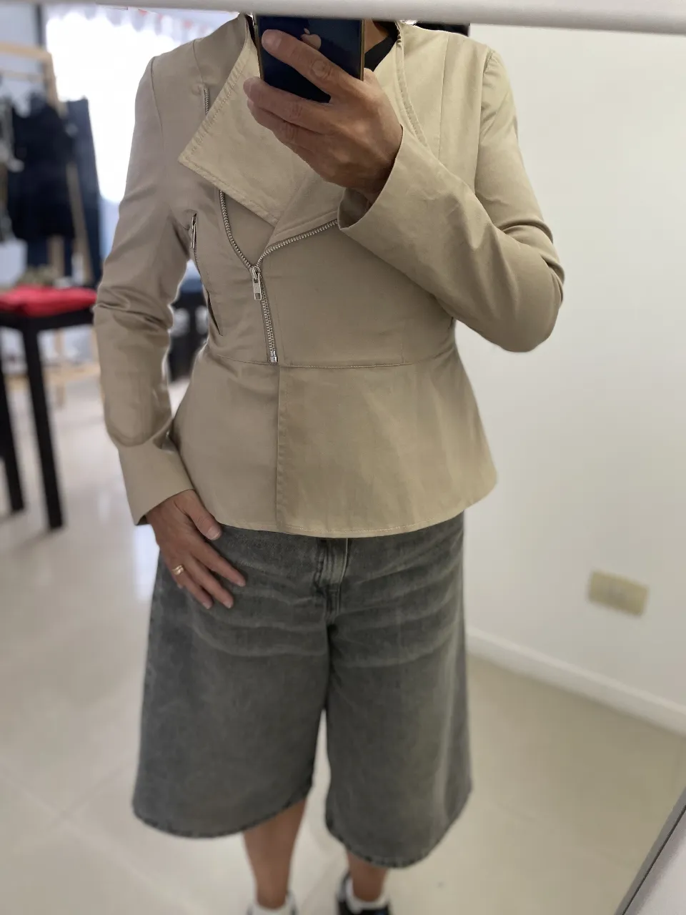 Chaqueta estilo biker para mujer, color crudo. Diseño con cierre asimétrico y detalles de costura. Ideal para un look casual y moderno.