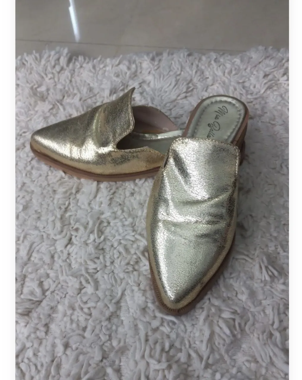 Sandalias doradas de mujer, con diseño de punta fina y estilo mule. Ideales para un look elegante y cómodo.