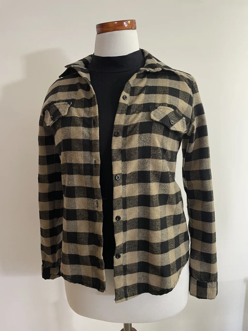 Camisa a cuadros en tonos marrón y negro, ideal para un look casual y abrigado. Perfecta para combinar con jeans o pantalones de vestir.