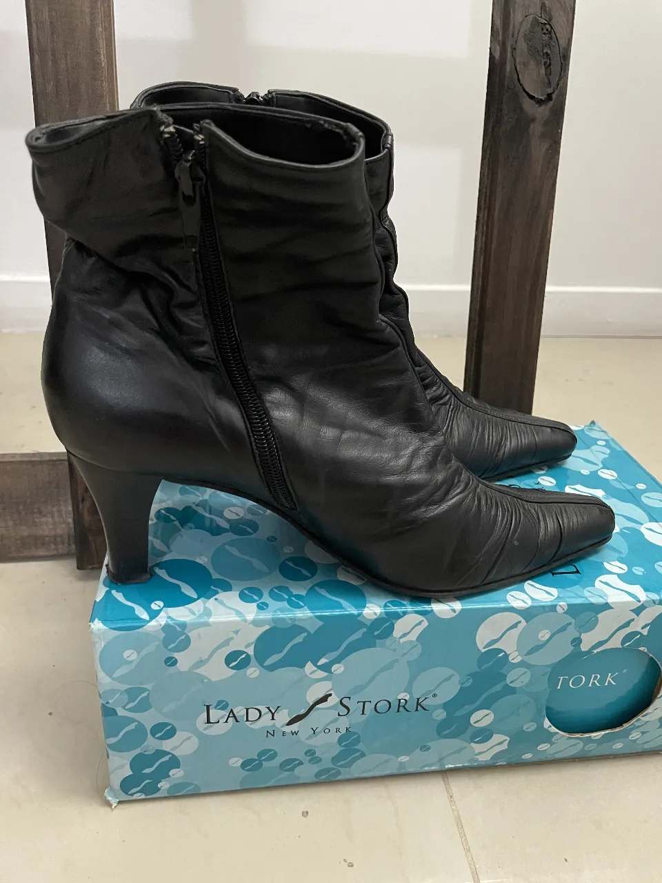Botines de cuero negro Lady Stork, con taco fino y cierre lateral. Ideales para un look elegante y sofisticado.