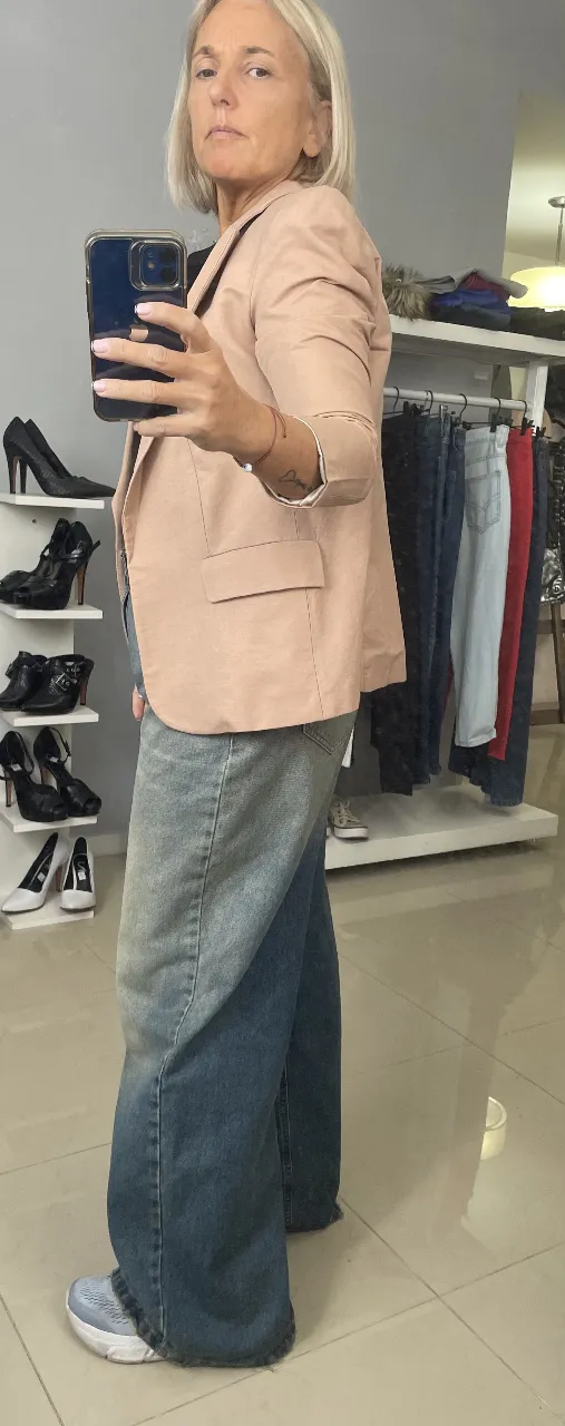 Blazer de mujer en color rosa, ideal para un look casual o de trabajo. Combinalo con jeans o pantalones de vestir para un outfit versátil.