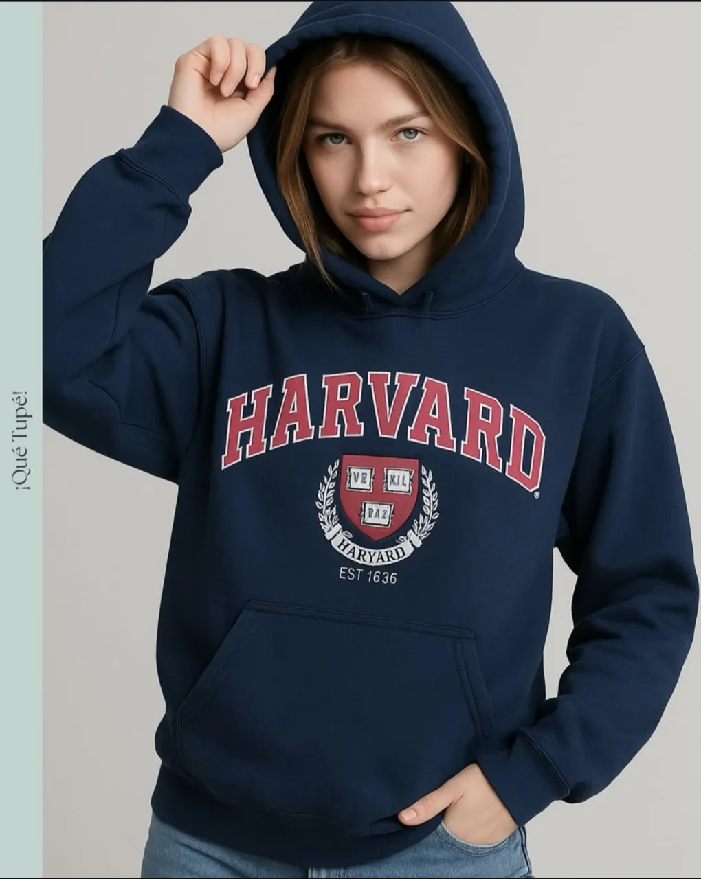 Buzo canguro de algodón, color azul marino con estampado "Harvard" en la parte delantera. Ideal para un look casual y universitario.