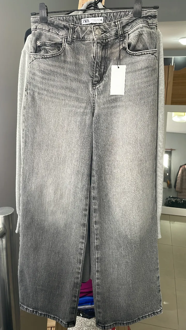 Jeans rectos de mujer, color gris, de la marca Zara. Talle 34 EUR, 2 USA, MEX 24. Con etiqueta.